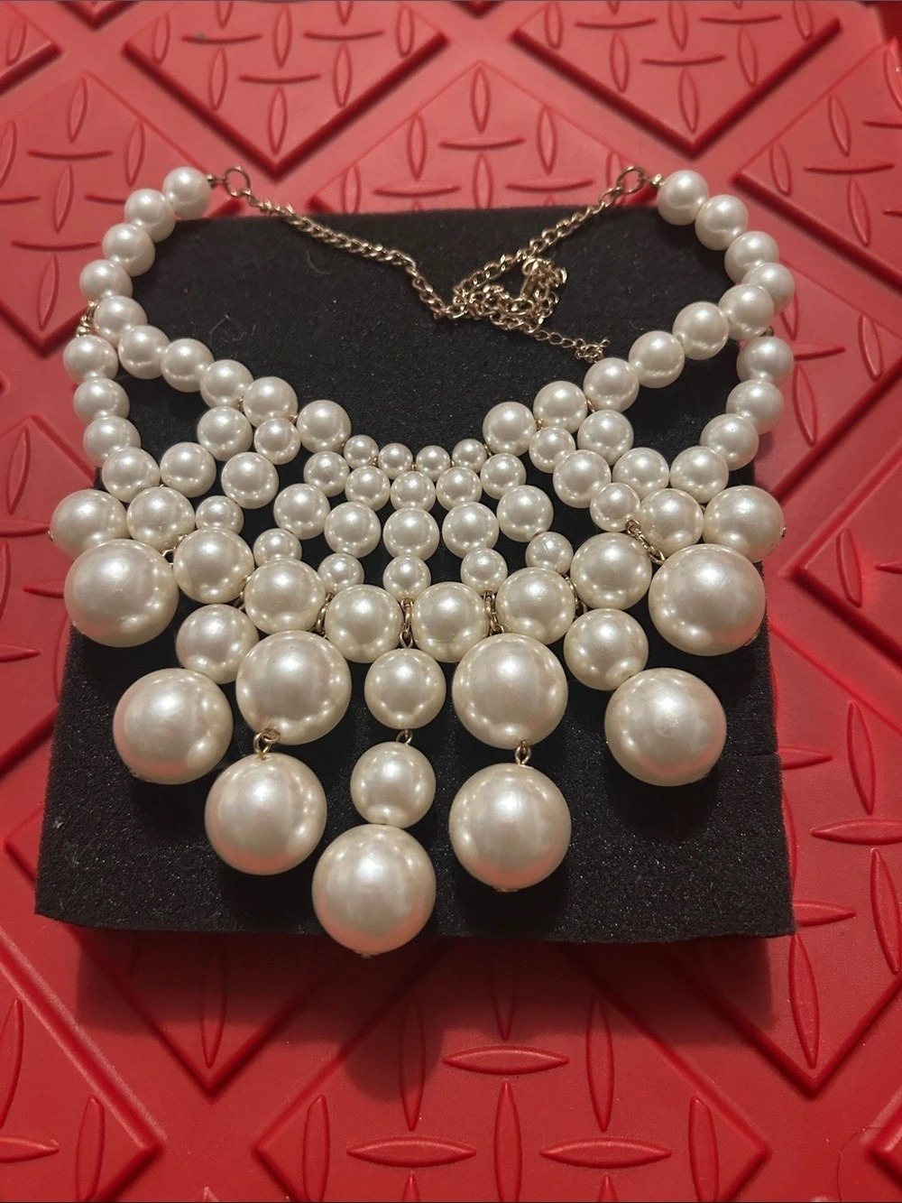 Pearl Statement Necklace in White & Gold Like New